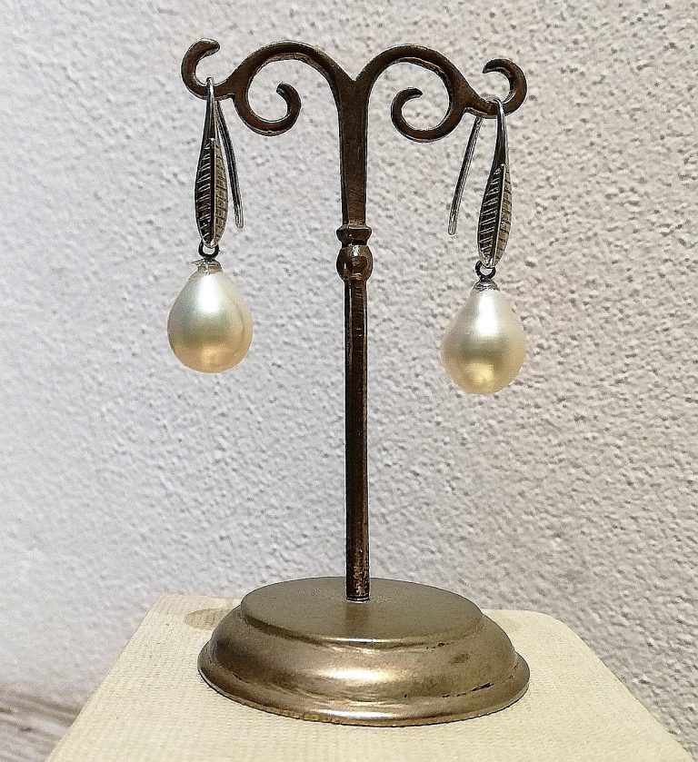 Pearl Drop Earrings... 